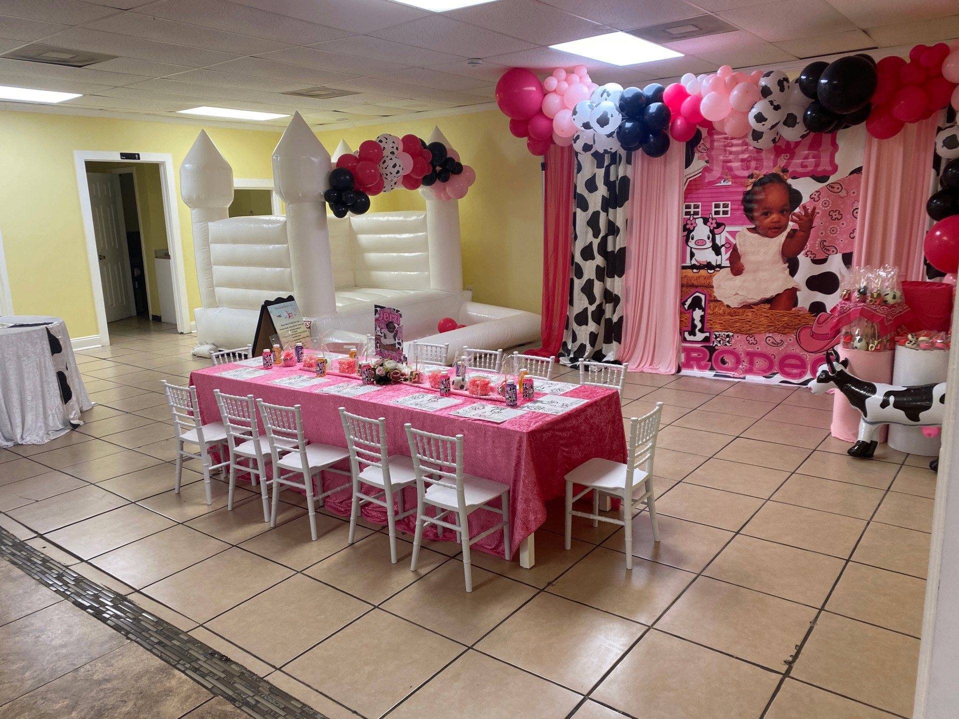Kids Tables & Chairs
